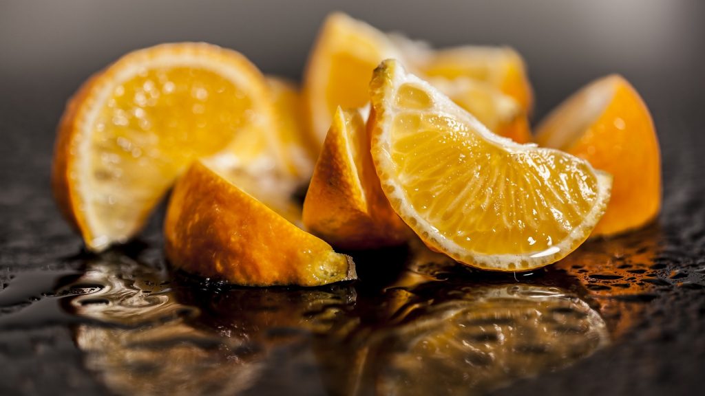 Апельсин на оранжевом фоне обои скачать