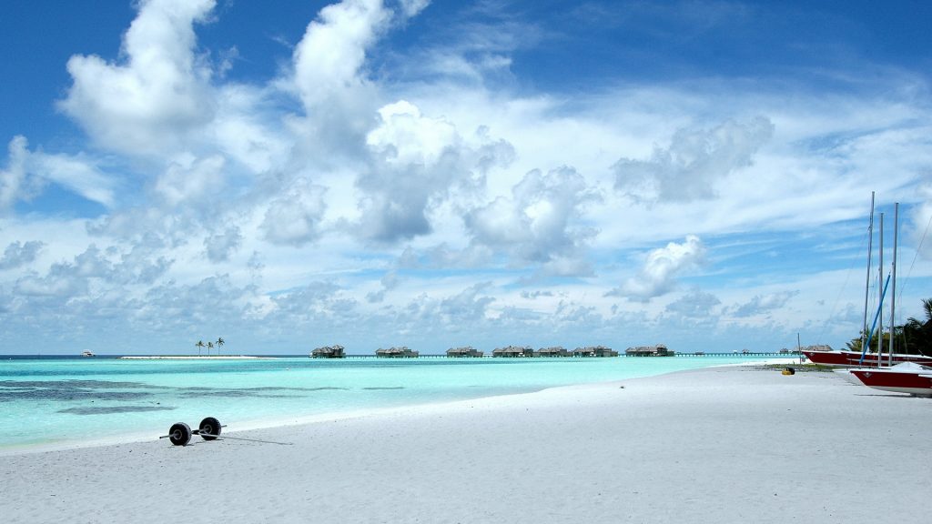 Пляж Мальдив с лодками обои скачать