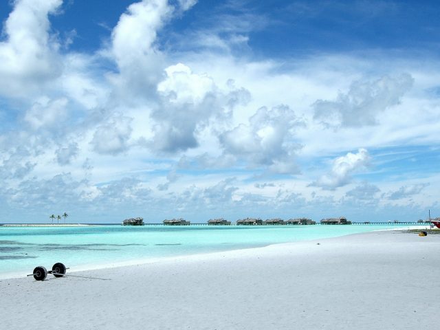 Пляж Мальдив с лодками