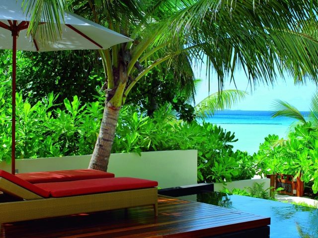 Отель с бассейном на Мальдивах