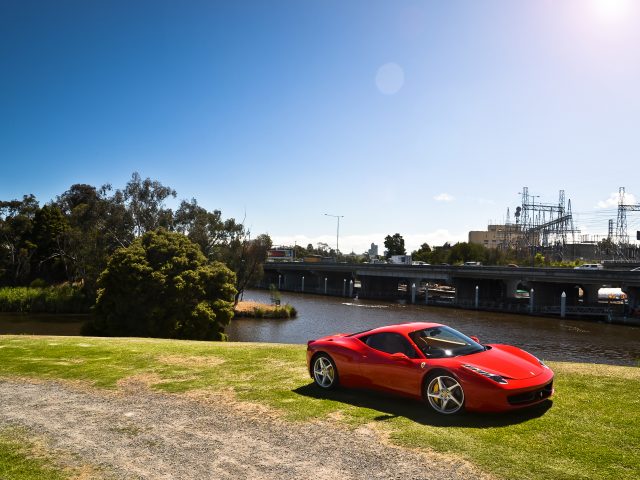 Красная Ferrari 458 italia