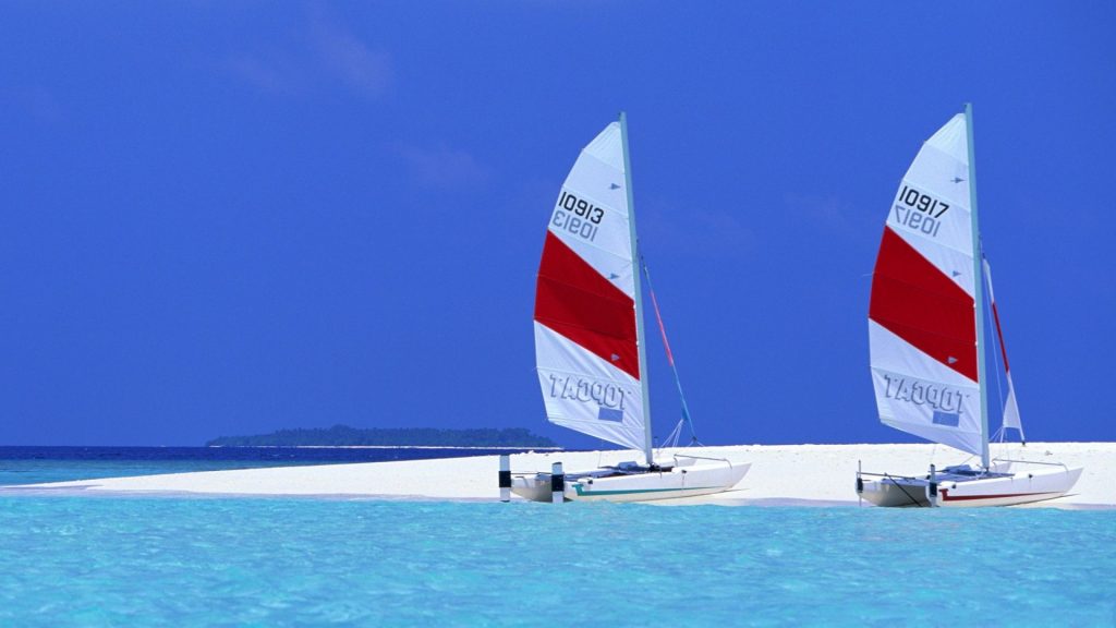 Лодка на тропическом Мальдивском пляже обои скачать