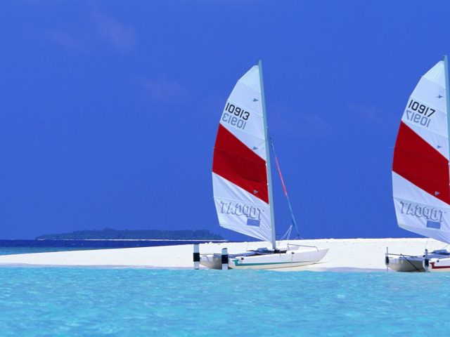 Лодки на тропическом Мальдивском пляже