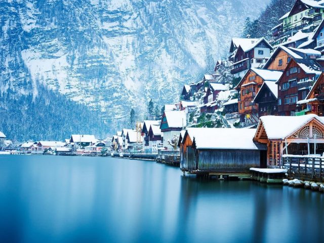 Халльштаттерзее Альпы БАД гойзерн город с отражением на водоеме природы