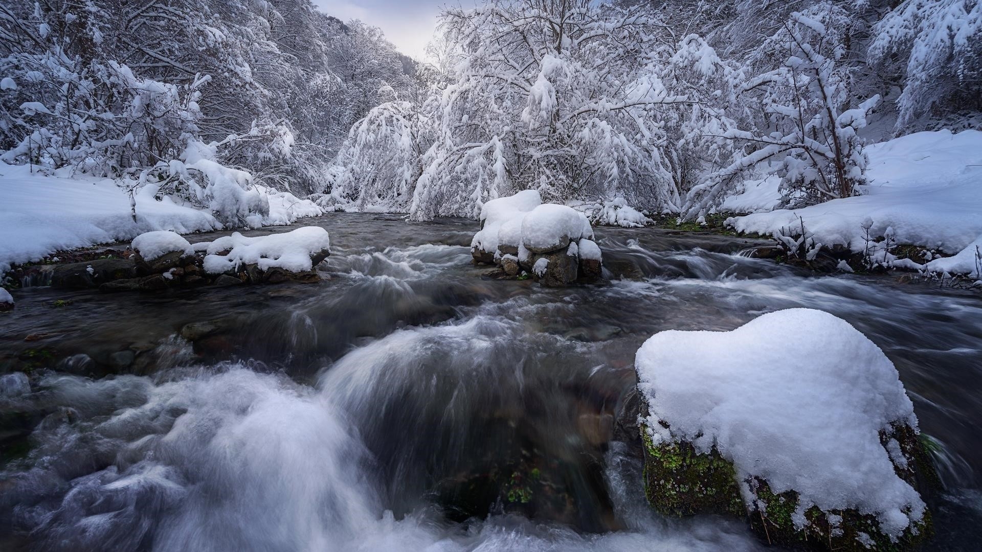 Ручей водопад река между лесом лес зима обои скачать
