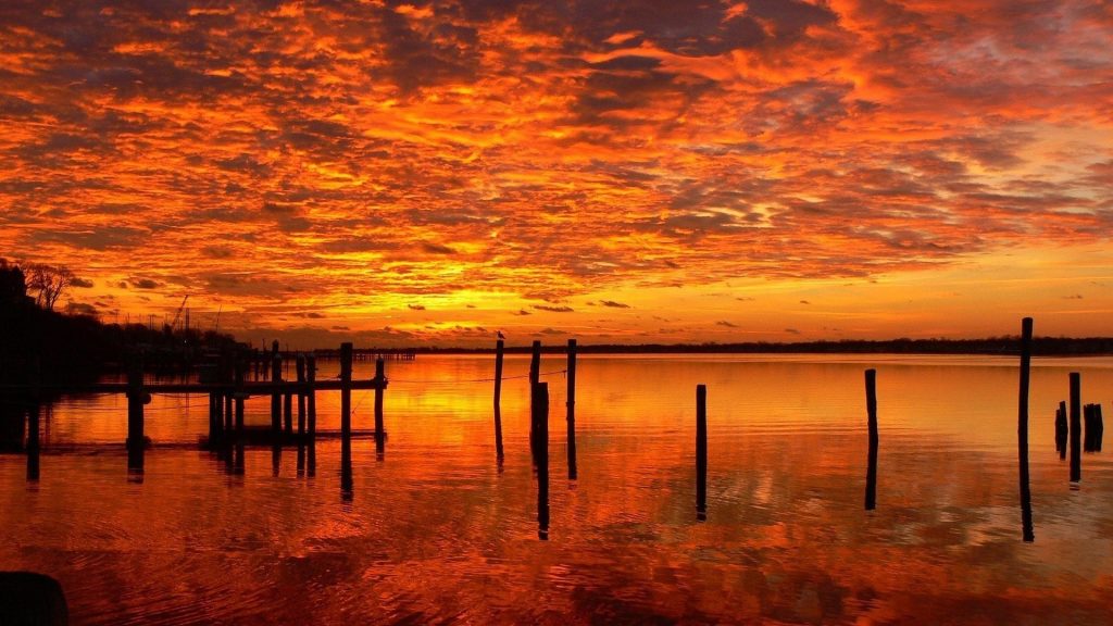 Закат порт озеро огненное небо желтые красные облака отражение природы обои скачать