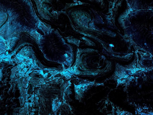 Сине черная жидкая живопись абстракция