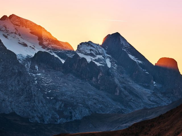 Бесплатный проход в горах закат