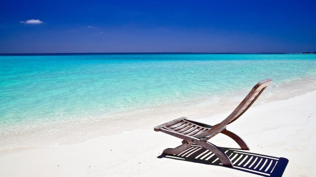 Стол из песка на пляже