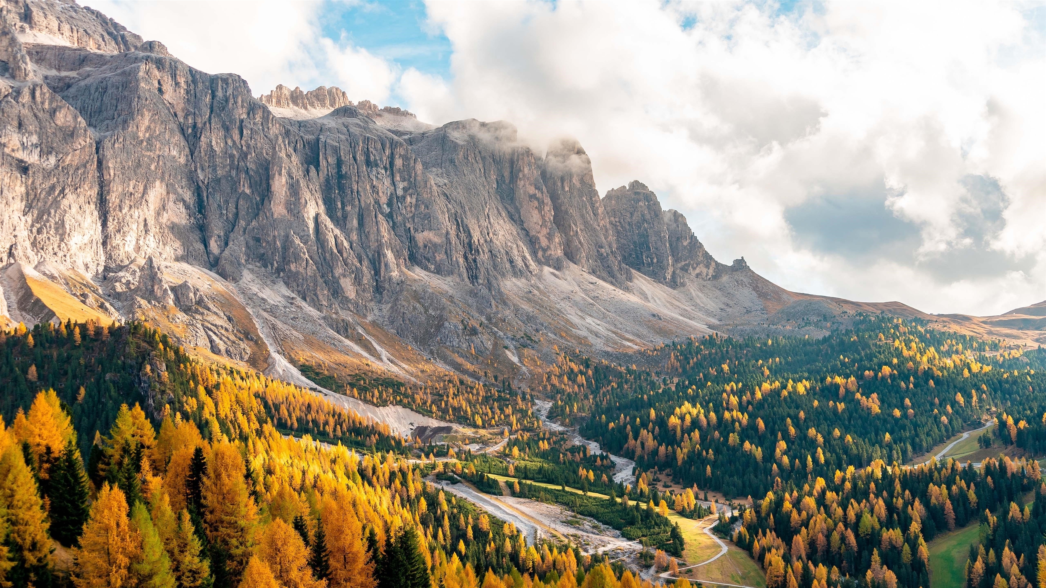 Пейзаж Вид на скалы водопад лес горы в Италии природа обои скачать