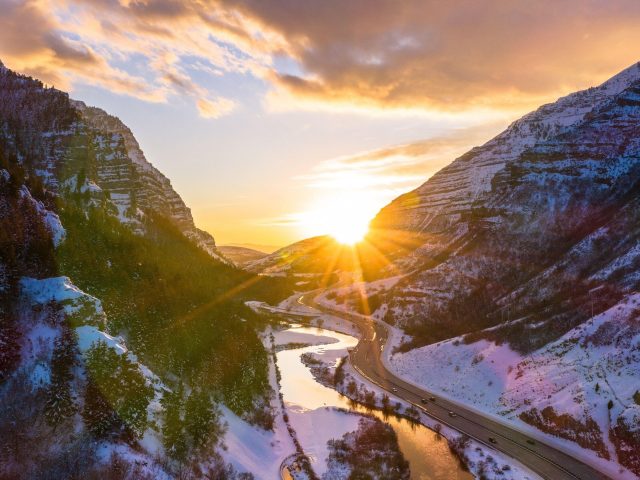 Прово каньон зимой с солнечными лучами природа