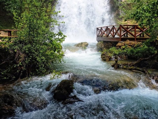 Водопады поток на скалах деревянный мост деревянный бревно зеленые деревья растения природа