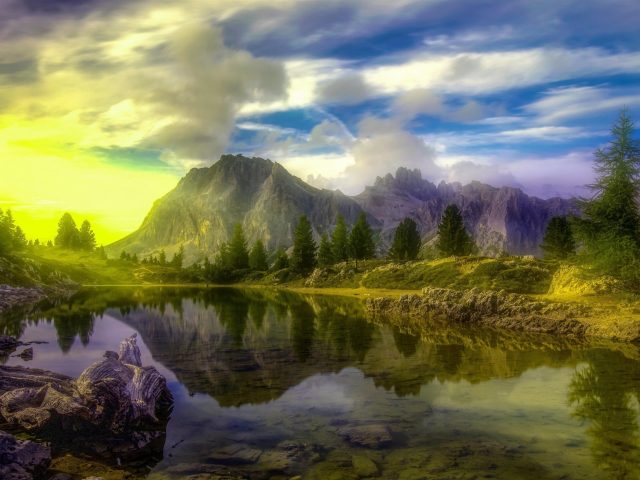 Зеленый луч, проходящий через озера Доломитовых Альп, деревья, Альпы, природа