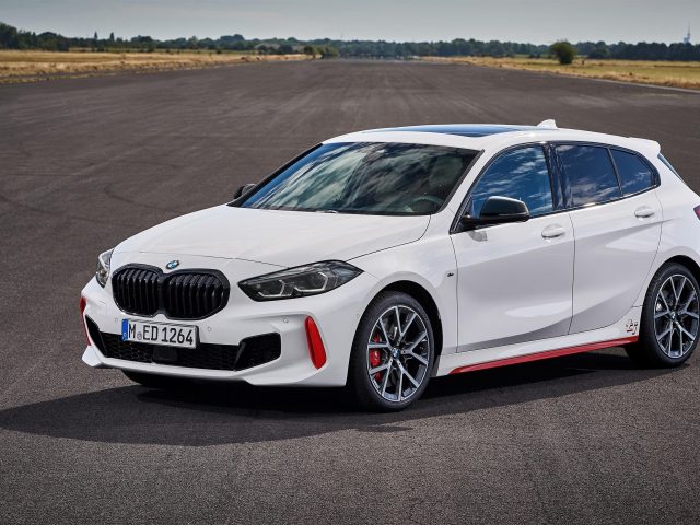 Белый bmw 128ti 2020 автомобили