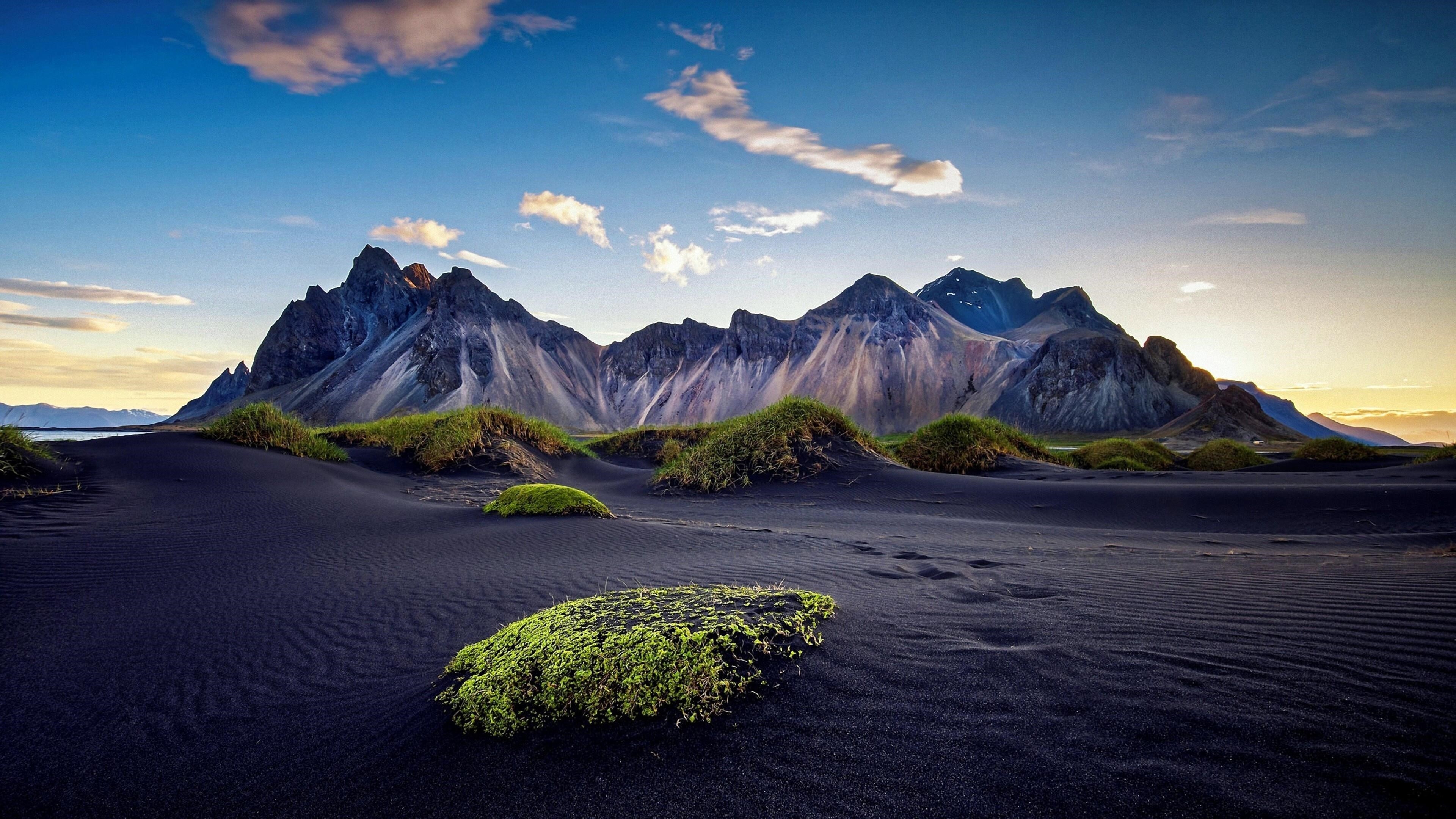 Горы в Черной пустыне под голубым небом в дневное время природа обои скачать