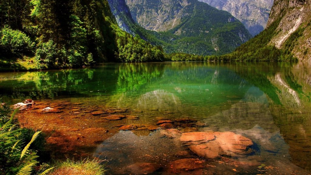 Прекрасный пейзажный вид на покрытые зелеными деревьями горы отражение на водоеме пейзаж обои скачать
