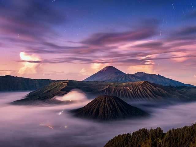 Гора Бромо горный вулкан пейзаж с туманной природой