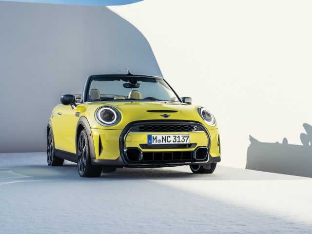 Желтый mini cooper s cabrio 2021 автомобили