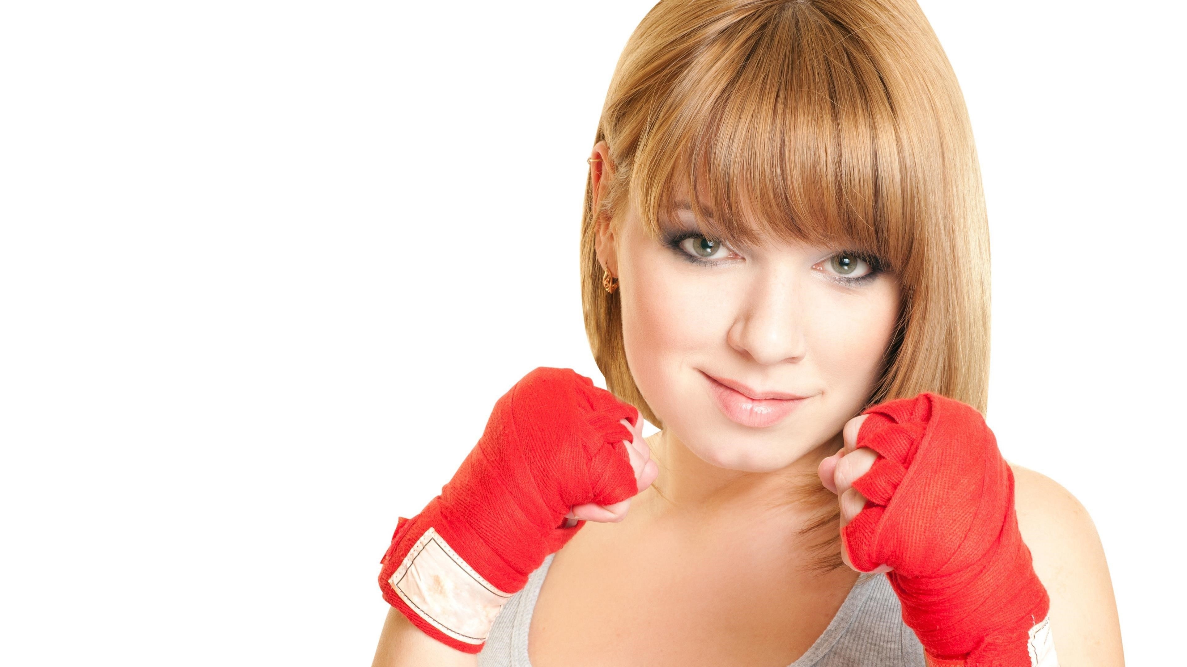 Блондинка с короткими волосами бокс девушка на белом фоне бокс обои скачать