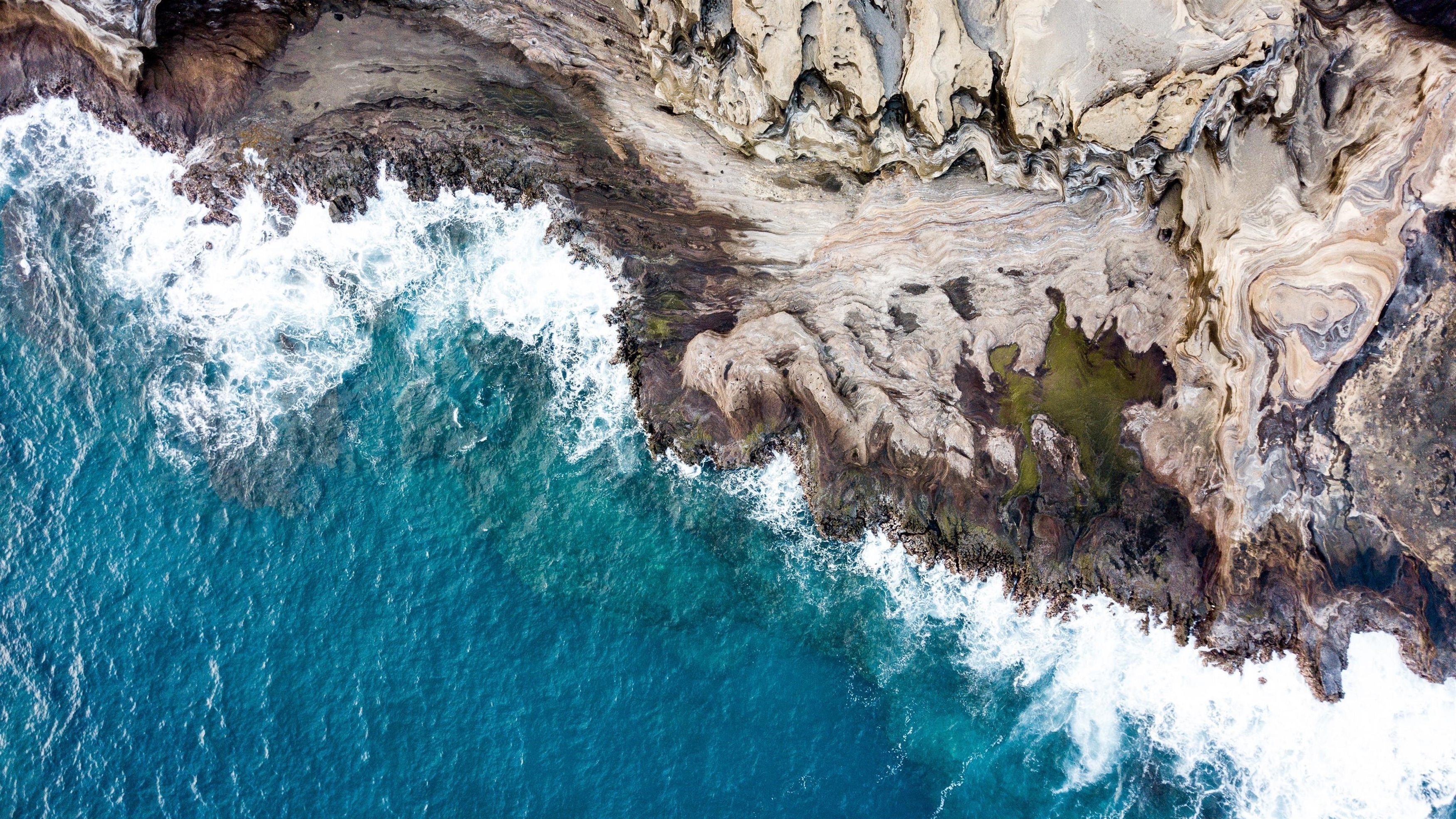 Вид с высоты птичьего полета на скалы морское побережье волны природа обои скачать