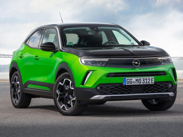 Зеленый opel mokka-e 2020 2 автомобиля