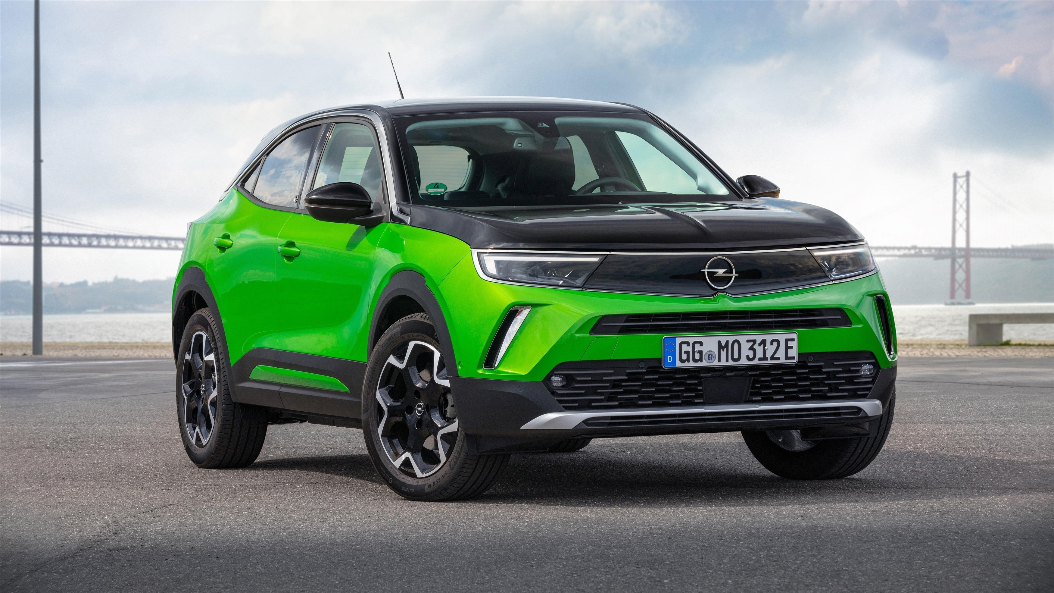 Зеленый opel mokka-e 2020 2 автомобиля обои скачать