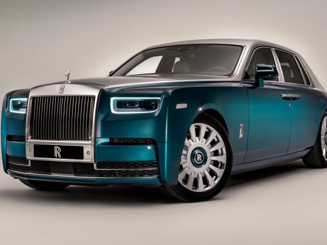 Rolls-royce phantom iridescent opulence 2021 2 автомобиля
