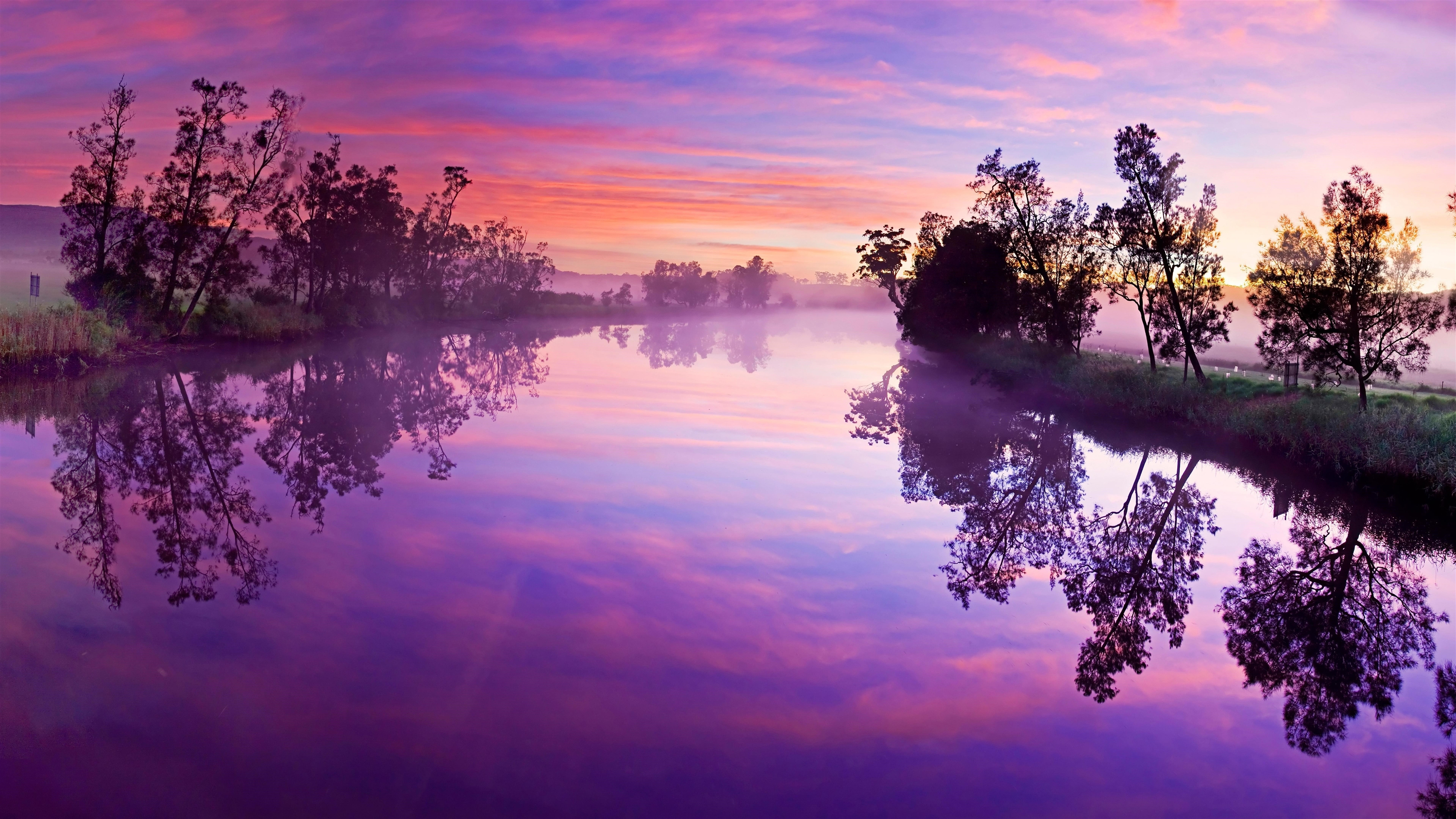Фиолетовое облачное небо над озером с деревьями отражение природы обои скачать