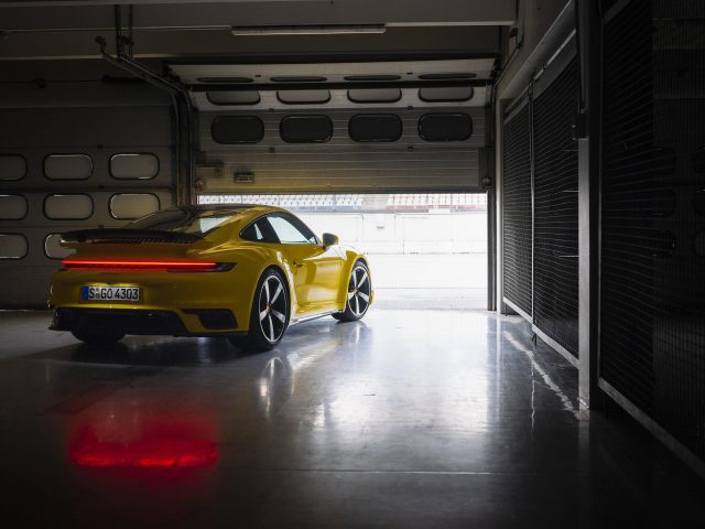 Желтые автомобили porsche 911 turbo 2020