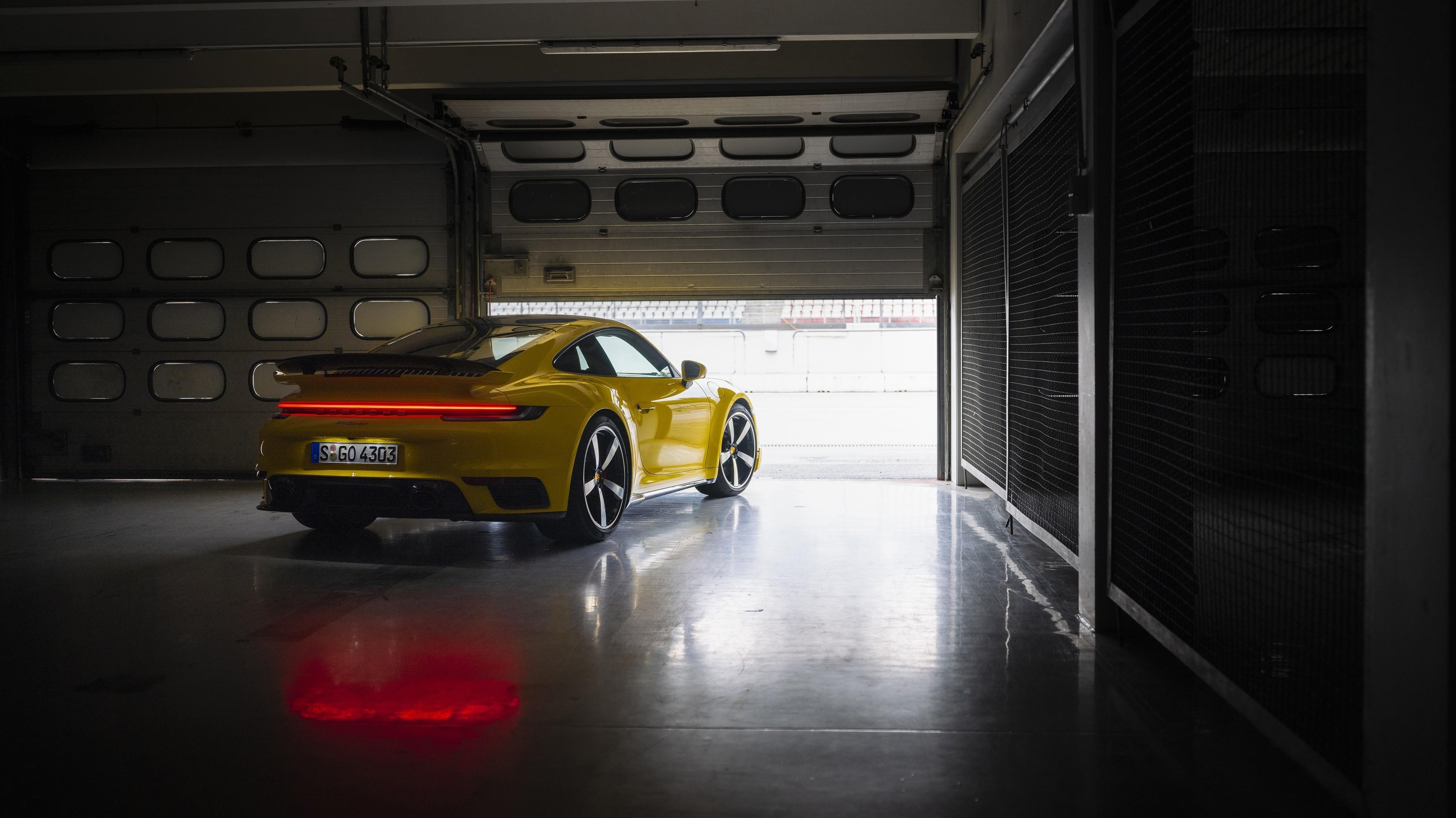 Желтые автомобили porsche 911 turbo 2020 обои скачать