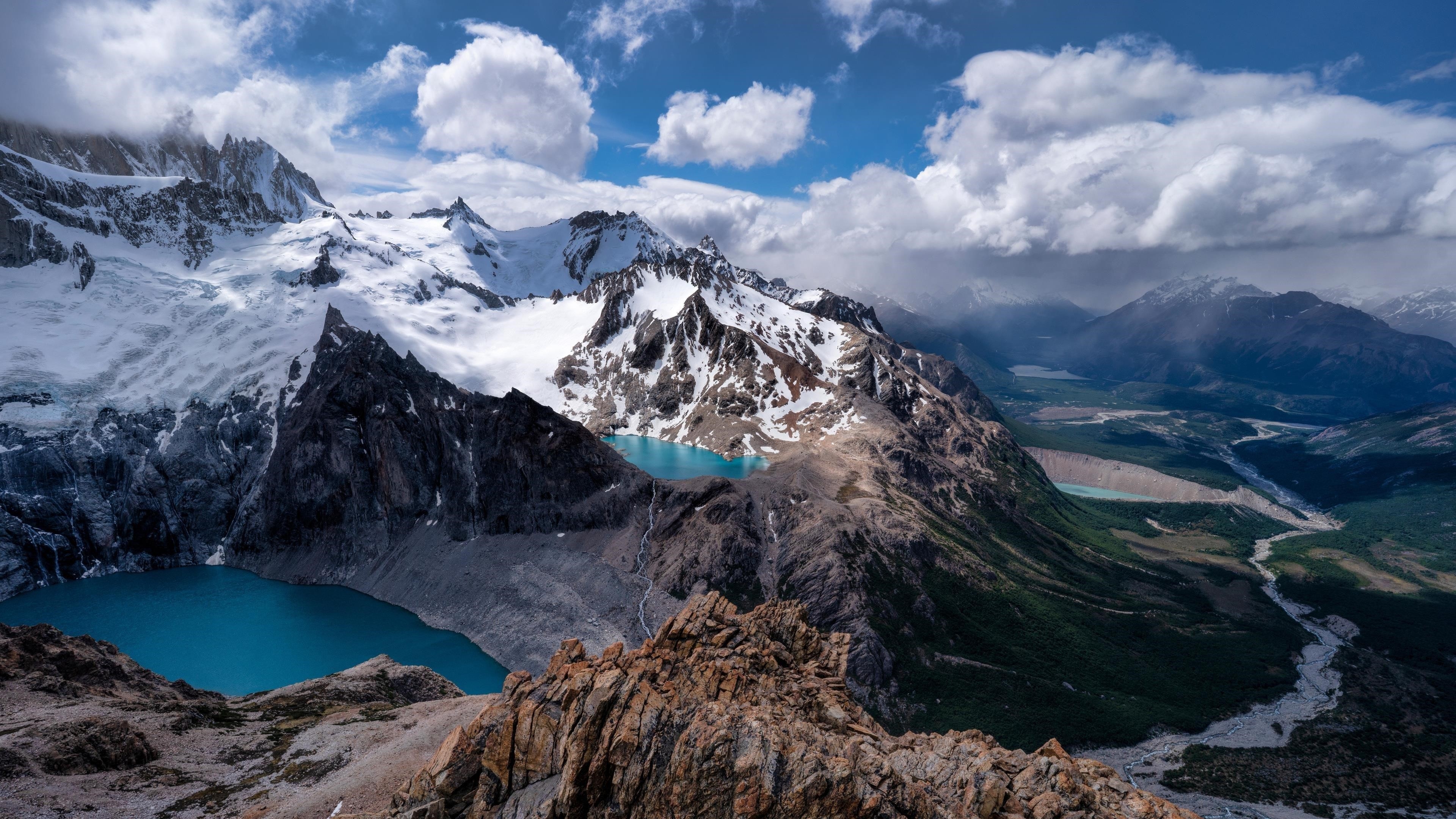 Заснеженная Аргентина горы под облачным голубым небом природа обои скачать