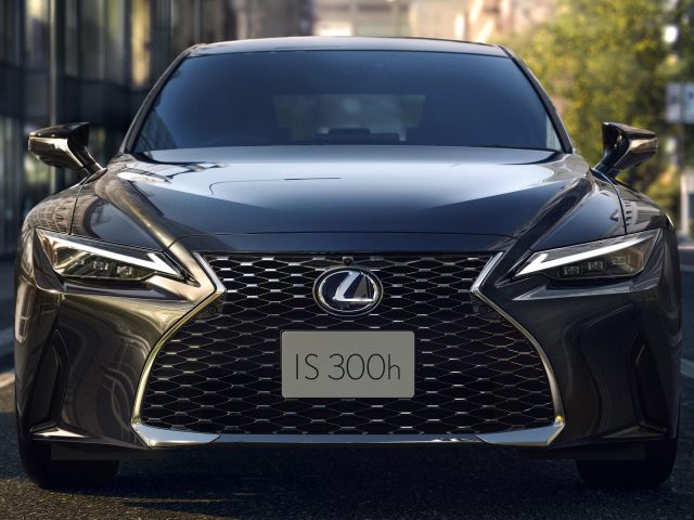 Lexus IS 300h 2021 автомобили