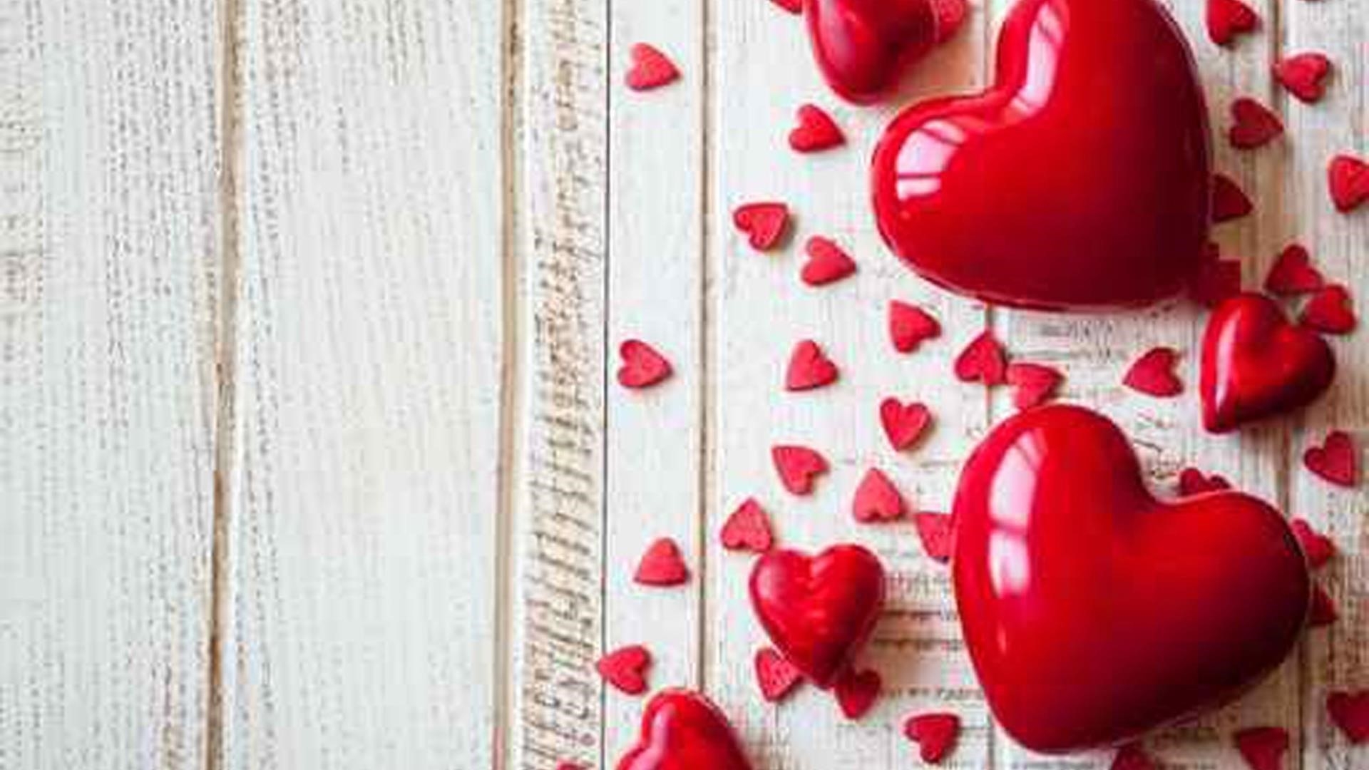 Красные сердца на деревянной доске аннотация обои скачать