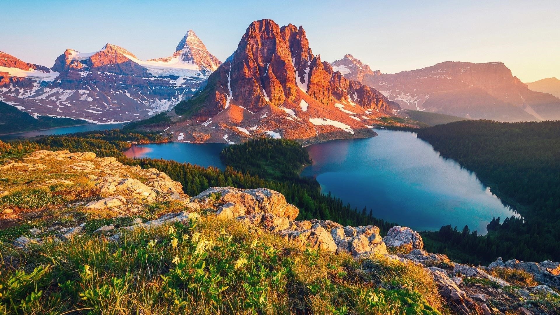 Белые покрытые горы окруженные рекой в Британской Колумбии Канада природа обои скачать