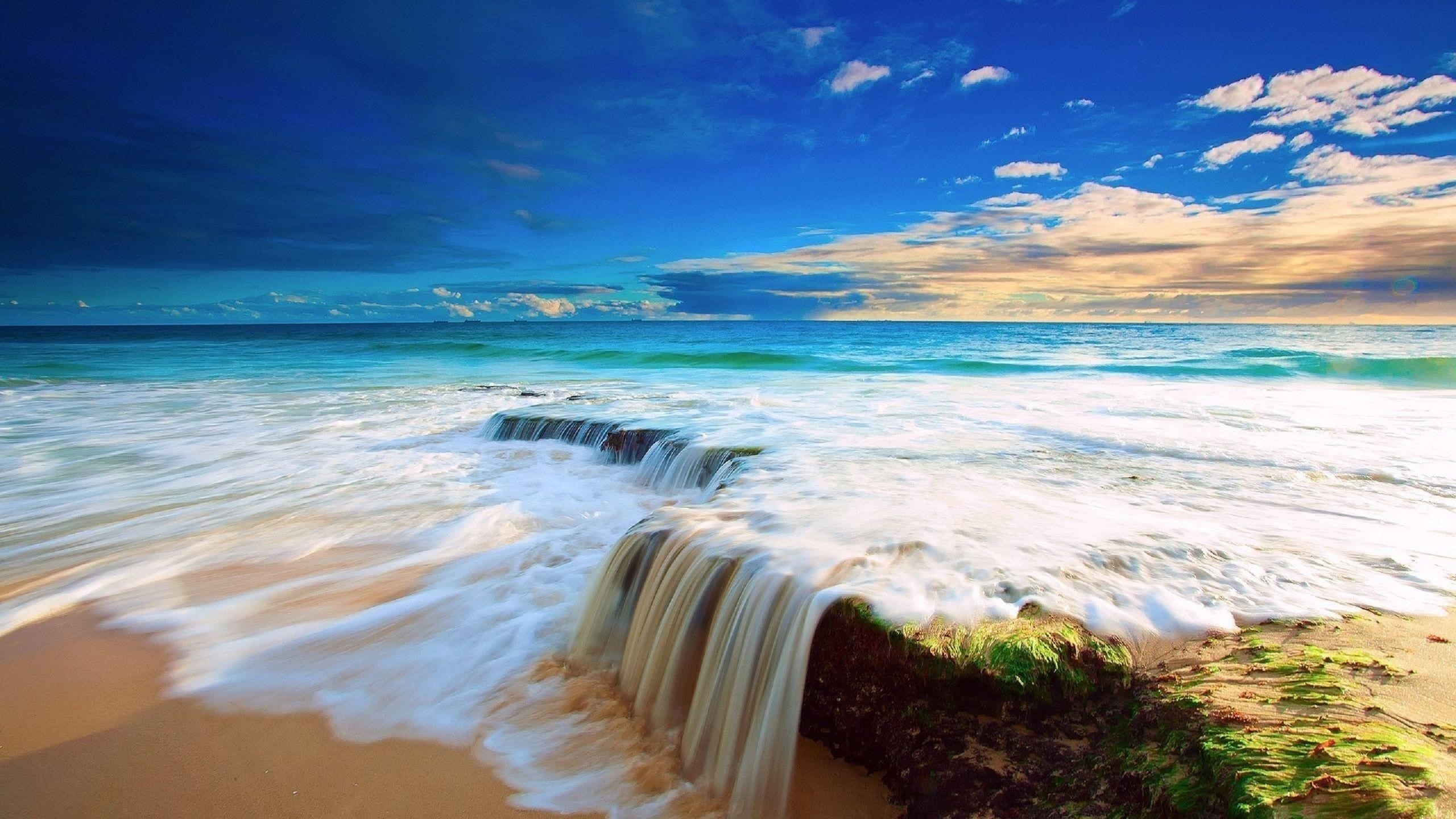 Волны переполняют переднюю часть океана под голубым небом природа обои скачать
