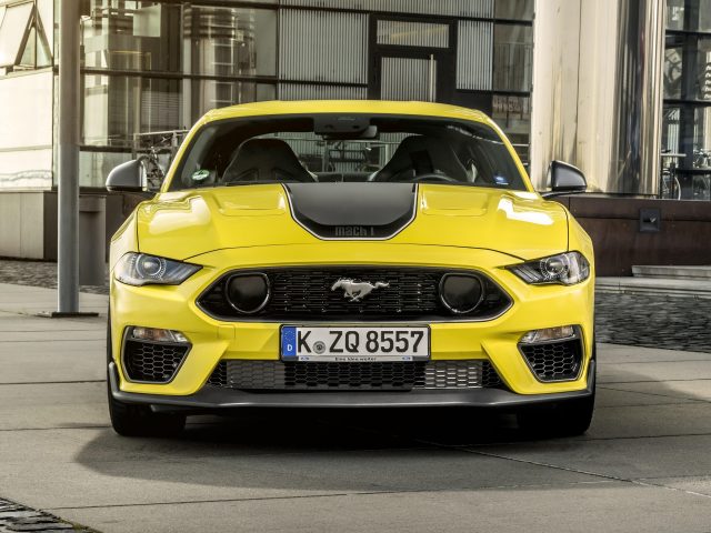 Желтый ford mustang mach 1 2021 2 машины