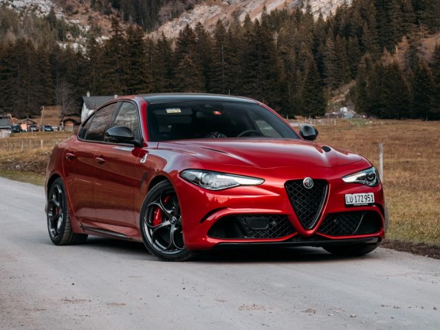 Alfa romeo giulia quadrifoglio 2021 автомобили