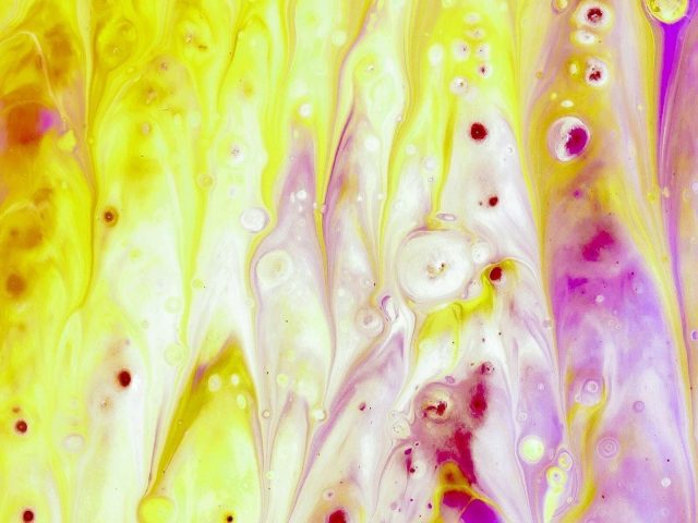 Желто фиолетовая краска жидкие художественные пятна абстрактные