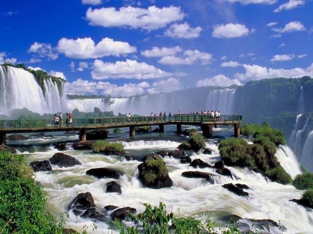 Панорама водопада Игуасу под облачным голубым небом природа