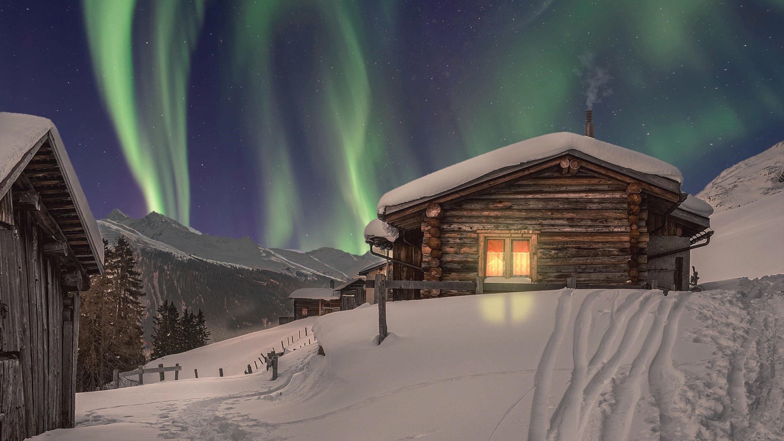 Заснеженный дом в северном сиянии зимой Зимой обои скачать
