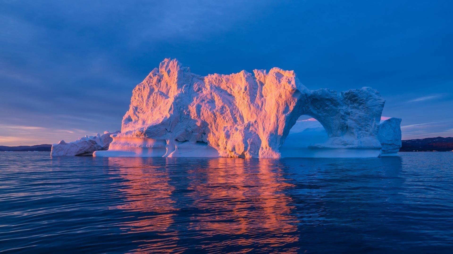 Лед Арктики посреди океана во время восхода солнца природа обои скачать