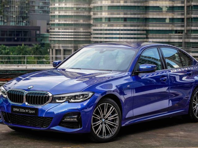 Синий bmw 330e m sport 2021 автомобили