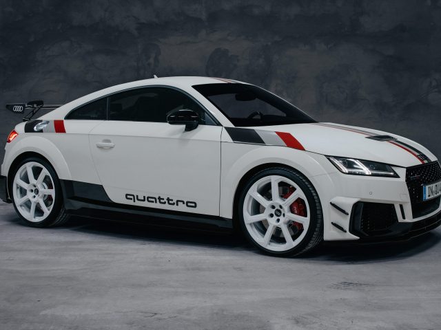 Белый audi tt rs купе 40 лет quattro 2020 2 автомобили