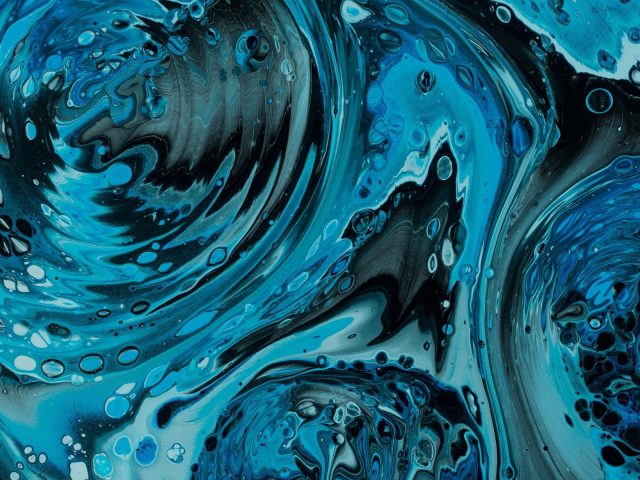 Жидкие флюидные художественные пятна искажение синяя краска абстракция
