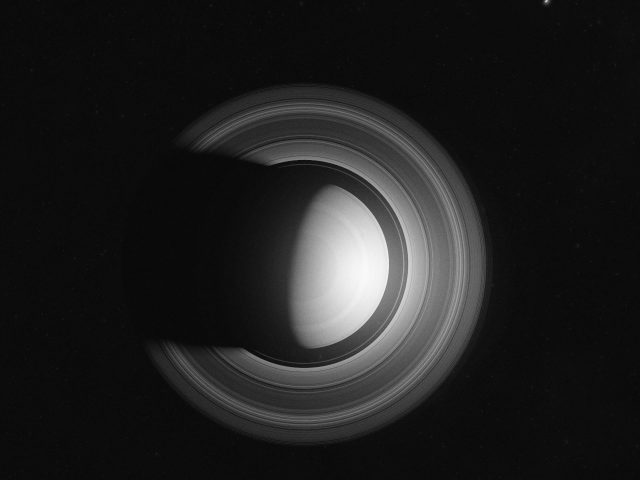 Сатурн черное пространство