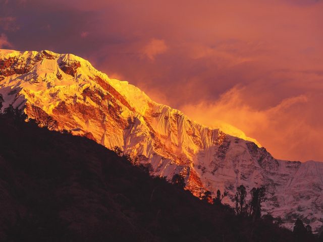 Закат солнца над горами Гималаев