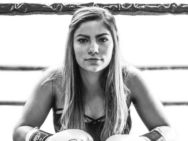 Черно — белое фото боксерской девушки boxing
