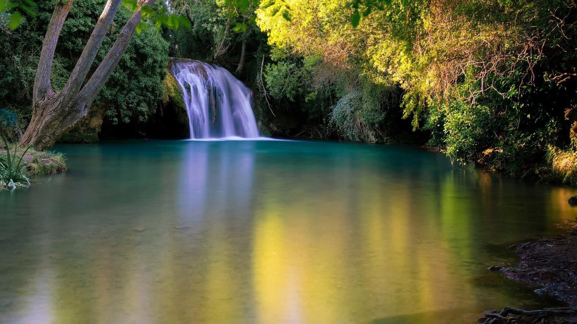 Земля водопад озеро вокруг зеленые деревья природа обои скачать