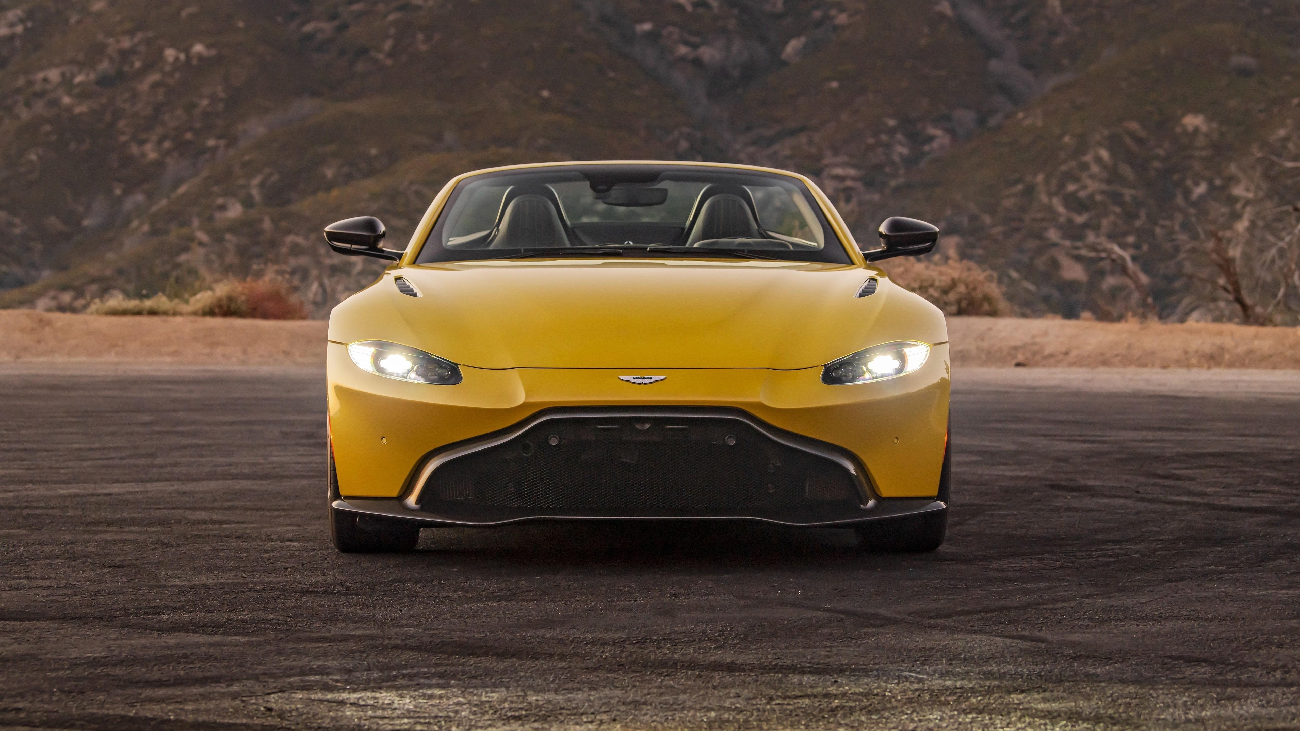 Желтый 2021 aston martin vantage roadster на фоне гор автомобили обои скачать