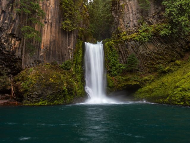 Черные коричневые и зеленые покрытые скалы между водопадами в дневное время природа